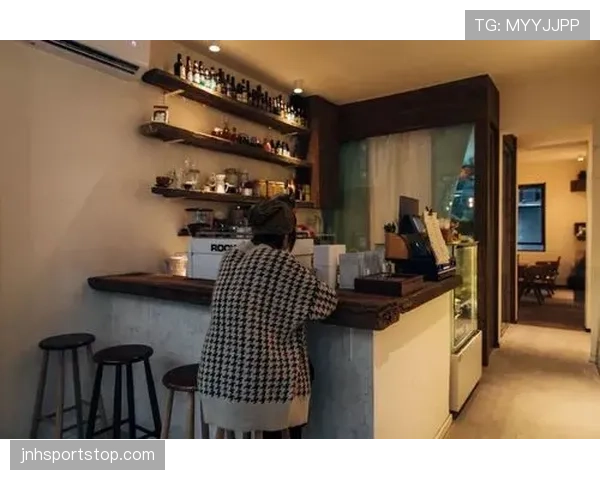 梅根·拉皮诺又在豪宅角落拍照,连杯咖啡看着都比我一个月工资夸张 梅根·拉皮诺又在豪宅角落拍照,连杯咖啡看着都比我一个月工资夸张