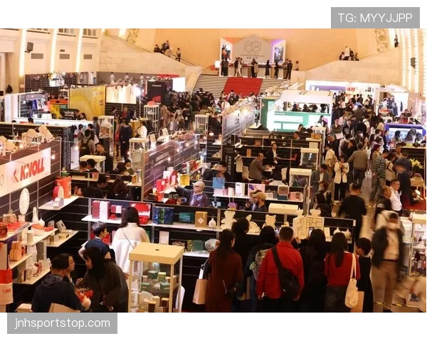 袁悦球场一本正经，私照里鞋包堆成了奢侈品展